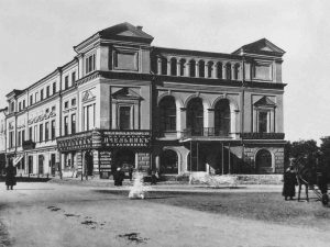 Дом Бугрова, второй этаж арендовал театр, начало 1890-х гг. Фото М. Дмитриева