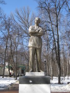 Памятник Максиму Горькому в парке Кулибина.