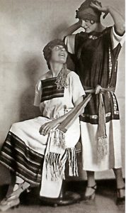 Л. Брик и Э. Триоле в платьях от Н. Ламановой. Париж. 1925 г.