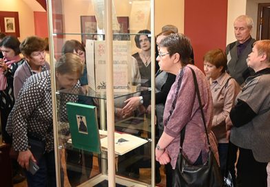 В Музее книги НГОУНБ открылась выставка «Книг, ради бога, книг!»